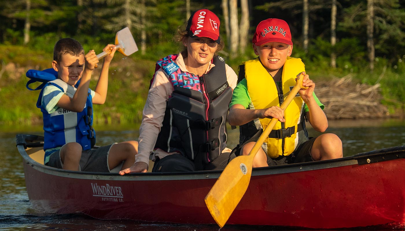 Mit dem Kanu über den See in Nova Scotia